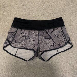 Lululemon black and white pattern shorts 2' inseam size 0